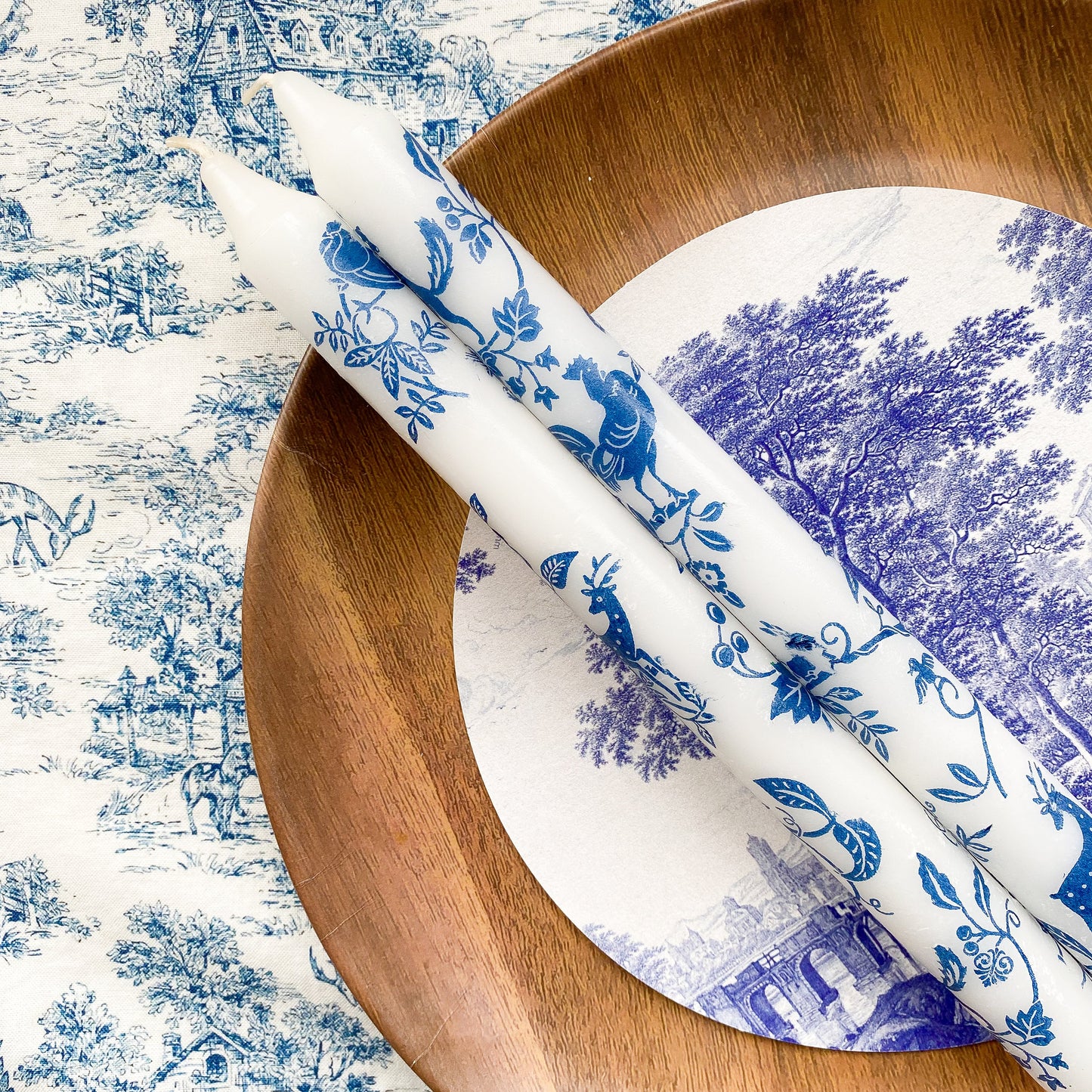 2 Velas Toile de Jouy para candelabro.