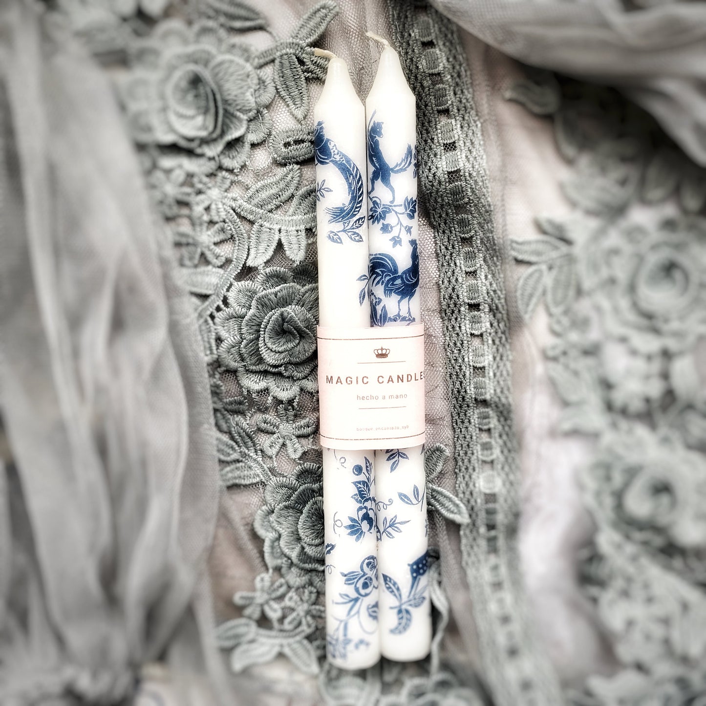 2 Velas Toile de Jouy para candelabro.